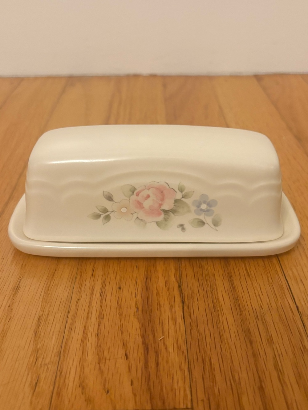 VTG Pfaltzgraff Tea Rose Butter Dish Covered White Floral Pink Blue OS